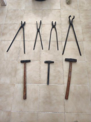 Tenazas y martillos de herrero