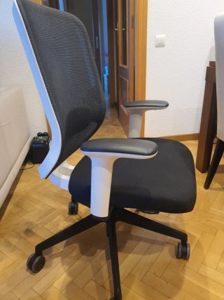 Silla de oficina ergonómica con ruedas