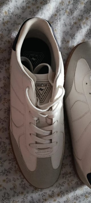 Zapatillas deportivas blancas y grises