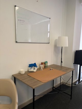 8 escritorios y 2 mesas elevables