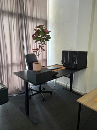 8 escritorios y 2 mesas elevables