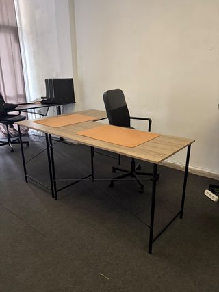 8 escritorios y 2 mesas elevables