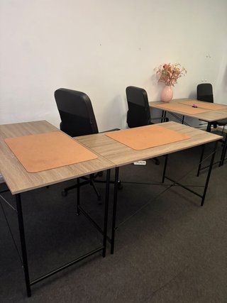 8 escritorios y 2 mesas elevables