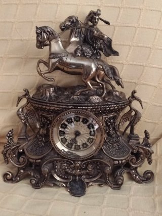 Conjunto de reloj y candelabros de bronce