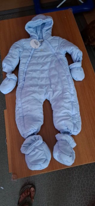 Buzo de bebé azul con manoplas y patucos