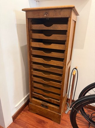 Mueble cajonera antigua con persiana enrollable.