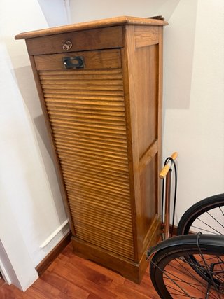 Mueble cajonera antigua con persiana enrollable.