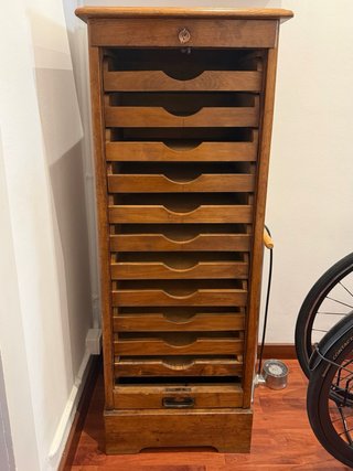 Mueble cajonera antigua con persiana enrollable.
