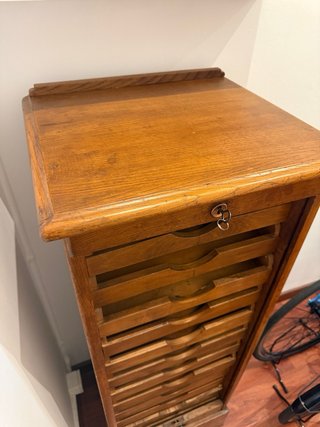Mueble cajonera antigua con persiana enrollable.