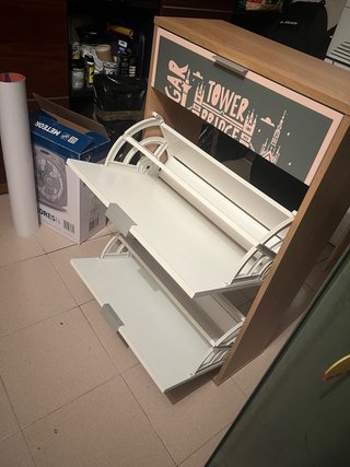 Zapatero juvenil como nuevo. Venta en persona.