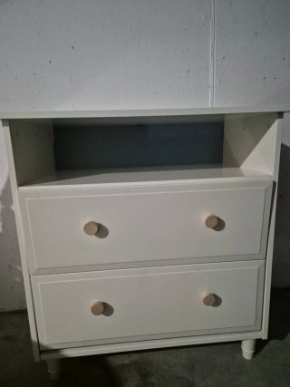 Cómoda de madera blanca con cajones