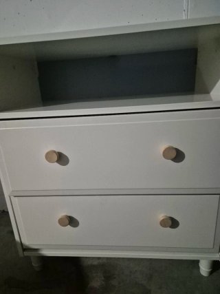 Cómoda de madera blanca con cajones