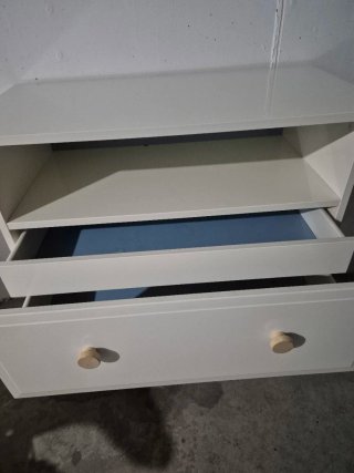 Cómoda de madera blanca con cajones