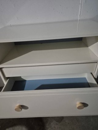 Cómoda de madera blanca con cajones