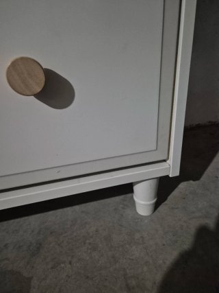 Cómoda de madera blanca con cajones