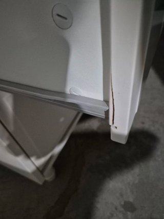 Cómoda de madera blanca con cajones
