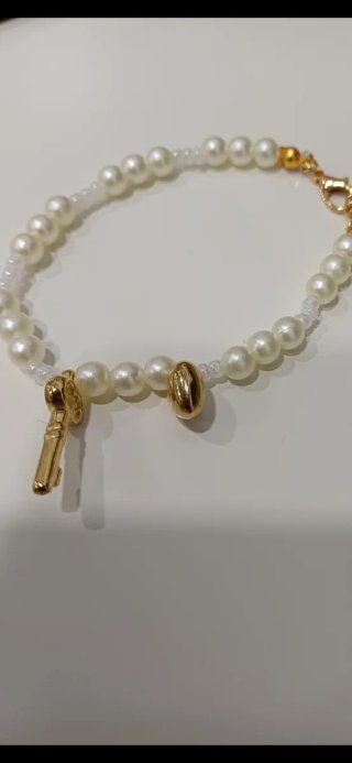 Bracciale perle bianche e ciondoli oro