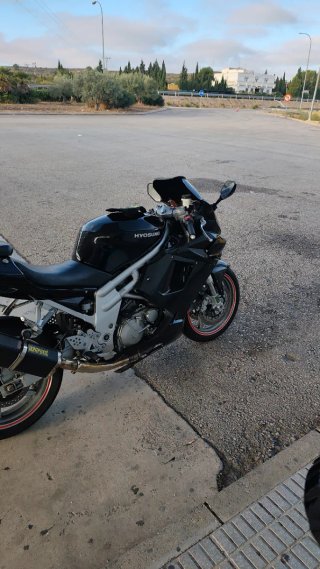 Hyosung GT650R Negra