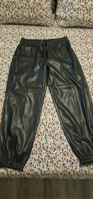 Pantalones efecto cuero negros