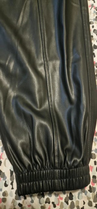 Pantalones efecto cuero negros