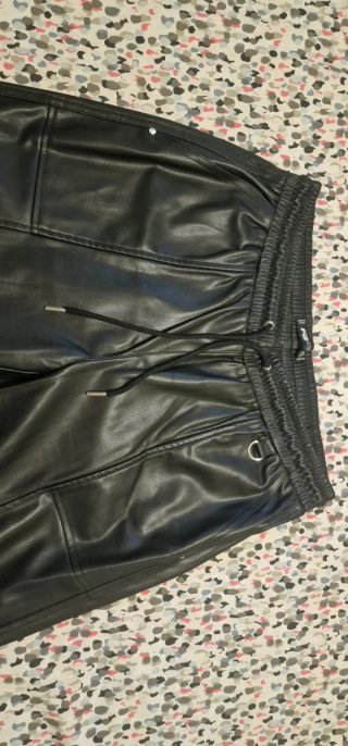 Pantalones efecto cuero negros