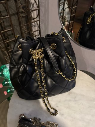 Borsa secchiello Chanel trapuntata nera