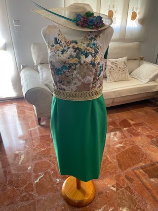 Vestido de fiesta verde con estampado floral