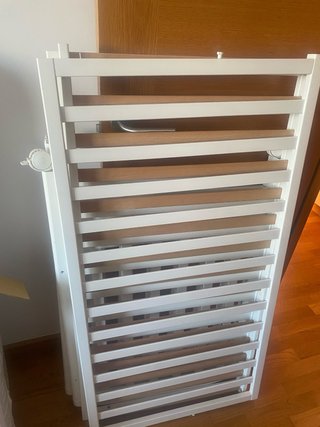 Cuna blanca con colchón y barreras, correpasillos