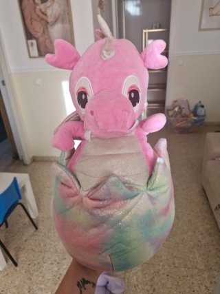 Peluche dragón rosa con huevo arcoíris