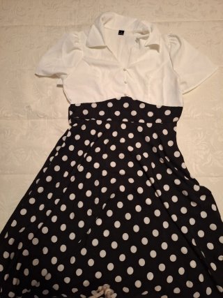 Vestido lunares blanco y negro