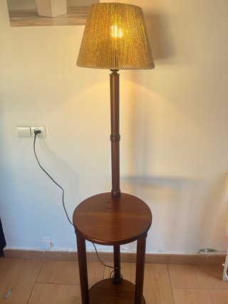 Lámpara de pie de madera con mesa auxiliar