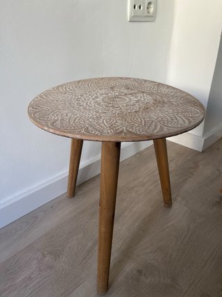 Mesita redonda de madera con diseño mandala