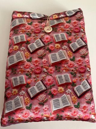 Funda de libro bordada flores y libros
