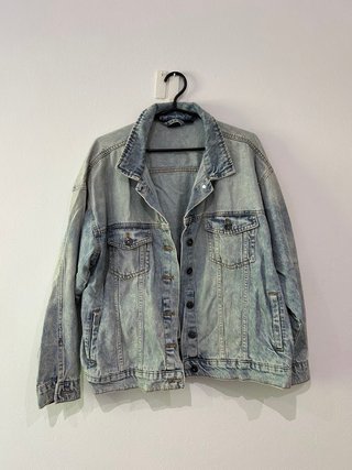 Chaqueta vaquera desgastada