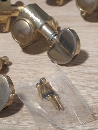 Clavijeros Grover Dorados 3+3