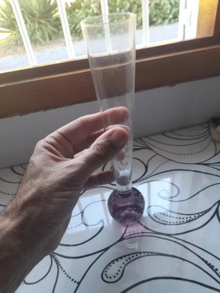 Florero de cristal morado