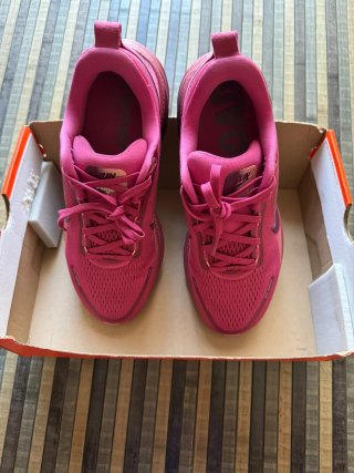 Nike Vomero 18 HM6804-604 Beet/Bordeaux Talla 42