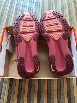 Nike Vomero 18 HM6804-604 Beet/Bordeaux Talla 42