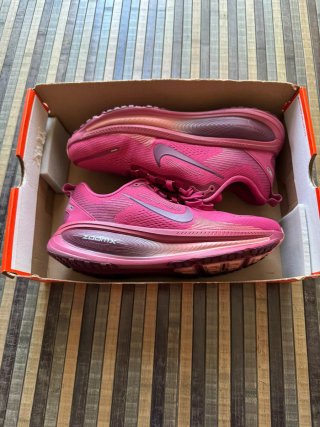 Nike Vomero 18 HM6804-604 Beet/Bordeaux Talla 42