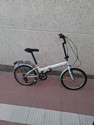 Bicicleta plegable blanca