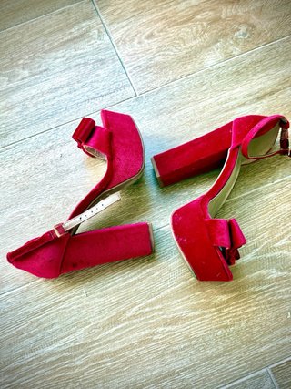 Zapatos de tacón fucsia con lazo