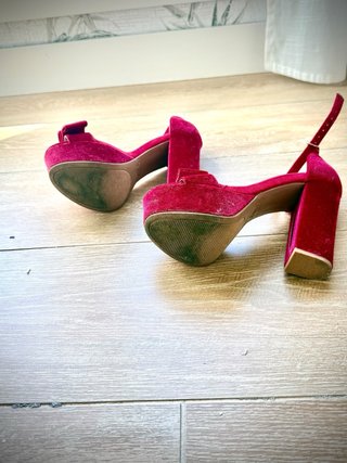 Zapatos de tacón fucsia con lazo