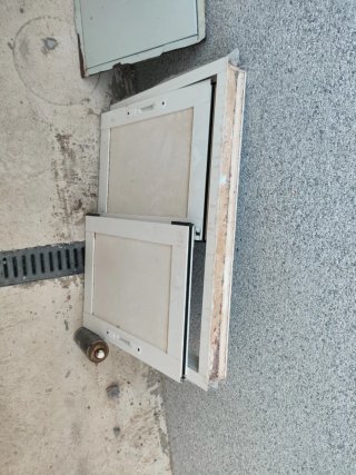 Puerta metálica blanca