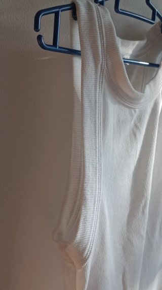 Camiseta tirantes Stradivarius blanca.