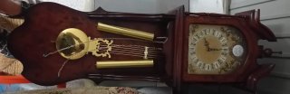 Reloj de pared de madera