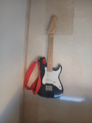 Guitarra Squier Grande y Otra pequeña Daytona