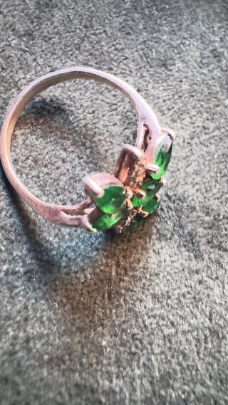 Anillo de plata engalanado con tonos esmeralda