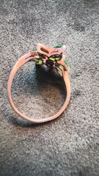 Anillo de plata engalanado con tonos esmeralda
