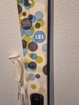 Esquís ONECHARM con fijaciones+botas+palos