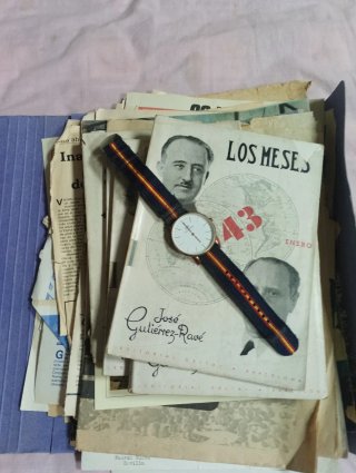 Documentos, fotos y periódicos históricos